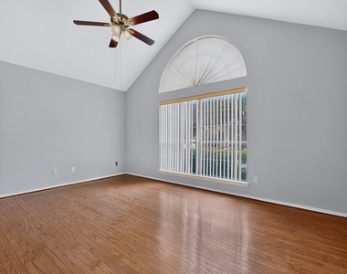 2702 Garden Springs Drive - Photo Thumbnail 8