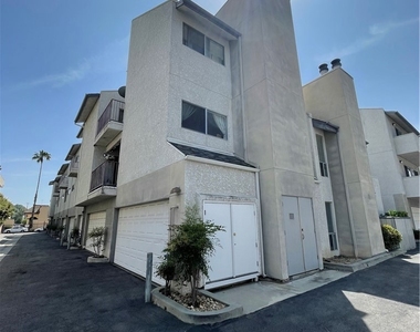 20155 Keswick Street - Photo Thumbnail 2