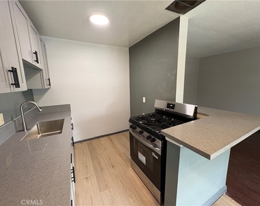 300 N Mountain View Place - Photo Thumbnail 4