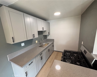 300 N Mountain View Place - Photo Thumbnail 5