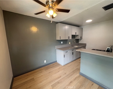 300 N Mountain View Place - Photo Thumbnail 2