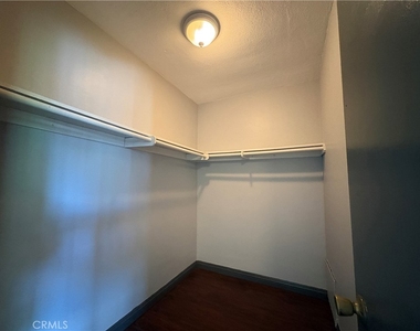 300 N Mountain View Place - Photo Thumbnail 8
