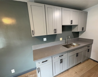 300 N Mountain View Place - Photo Thumbnail 3