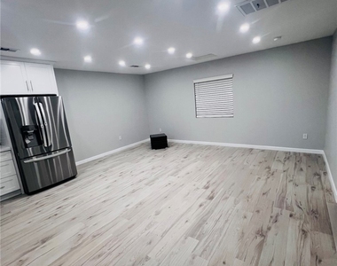 12749 Kittridge Street - Photo Thumbnail 4