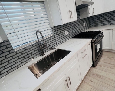 12749 Kittridge Street - Photo Thumbnail 3