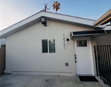 12749 Kittridge Street - Photo Thumbnail 13