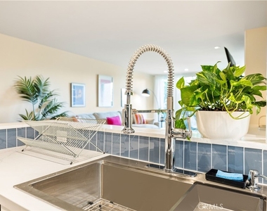 8535 W West Knoll Drive - Photo Thumbnail 13