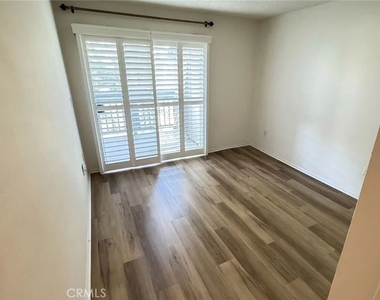 1380 W Capitol Drive - Photo Thumbnail 3