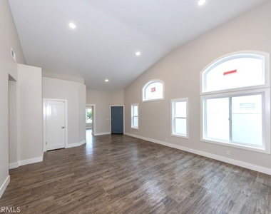 933 S Dylan Way - Photo Thumbnail 3