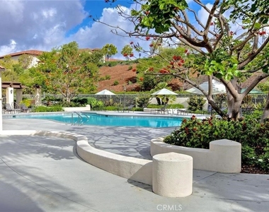 1 Paseo Vista - Photo Thumbnail 16