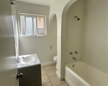 111 E Moneta - Photo Thumbnail 8