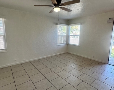 111 E Moneta - Photo Thumbnail 4