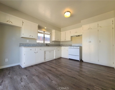 534 Roosevelt Road - Photo Thumbnail 5