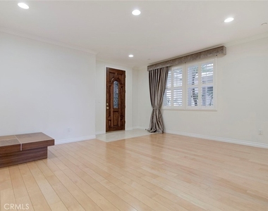 556 E Palm Avenue - Photo Thumbnail 2