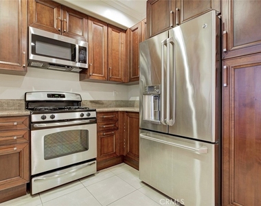 556 E Palm Avenue - Photo Thumbnail 5