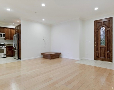 556 E Palm Avenue - Photo Thumbnail 3