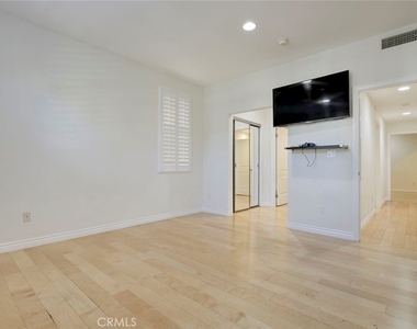 556 E Palm Avenue - Photo Thumbnail 9