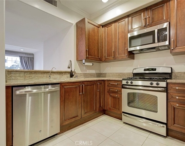 556 E Palm Avenue - Photo Thumbnail 6