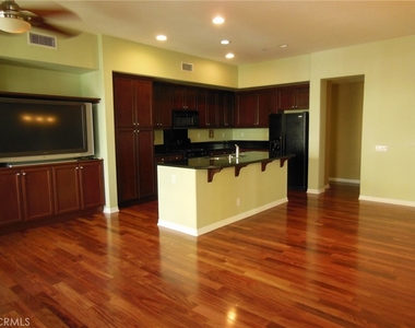 732 W 1st Street - Photo Thumbnail 9