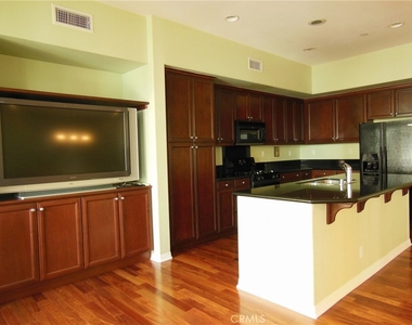 732 W 1st Street - Photo Thumbnail 10