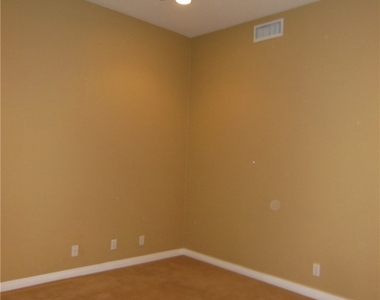 732 W 1st Street - Photo Thumbnail 16