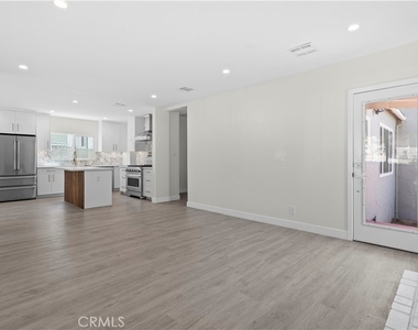 1230 Spazier Avenue - Photo Thumbnail 8