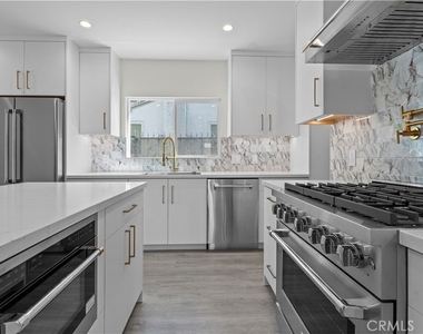 1230 Spazier Avenue - Photo Thumbnail 15