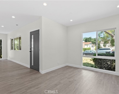1230 Spazier Avenue - Photo Thumbnail 11