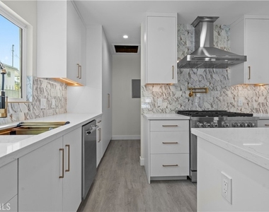 1230 Spazier Avenue - Photo Thumbnail 13
