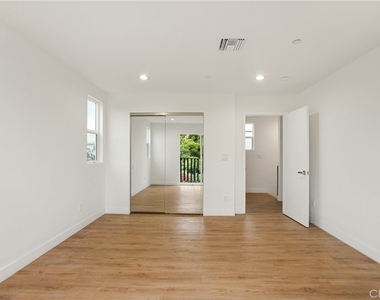 449 N Heliotrope Drive - Photo Thumbnail 14