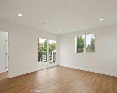 449 N Heliotrope Drive - Photo Thumbnail 16