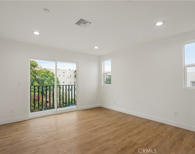 449 N Heliotrope Drive - Photo Thumbnail 12