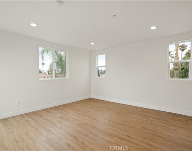 449 N Heliotrope Drive - Photo Thumbnail 15