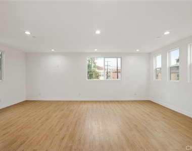 449 N Heliotrope Drive - Photo Thumbnail 11