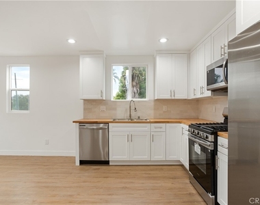 449 N Heliotrope Drive - Photo Thumbnail 4