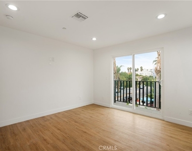 449 N Heliotrope Drive - Photo Thumbnail 13