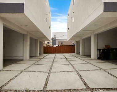 449 N Heliotrope Drive - Photo Thumbnail 8