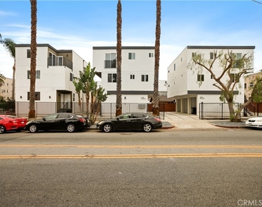 449 N Heliotrope Drive - Photo Thumbnail 10
