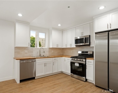 449 N Heliotrope Drive - Photo Thumbnail 5