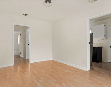 3104 Silver Lake Boulevard - Photo Thumbnail 3