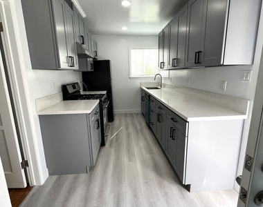 11768 Gateway Boulevard - Photo Thumbnail 3