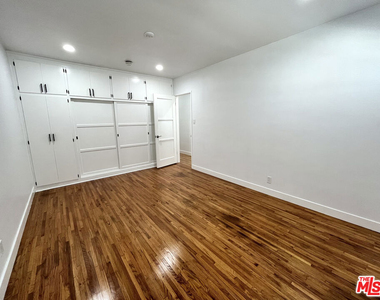 11768 Gateway Boulevard - Photo Thumbnail 10
