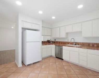 833 N Shadow Lake Drive - Photo Thumbnail 9