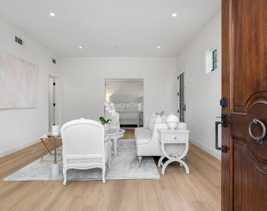 1203 N Vista Street - Photo Thumbnail 3