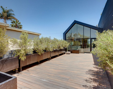 209 Hollister Avenue - Photo Thumbnail 4