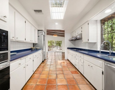 2370 Nichols Canyon Road - Photo Thumbnail 7