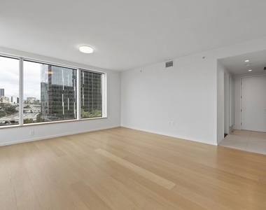 889 Francisco Street - Photo Thumbnail 4