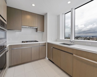 889 Francisco Street - Photo Thumbnail 8