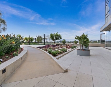 889 Francisco Street - Photo Thumbnail 36