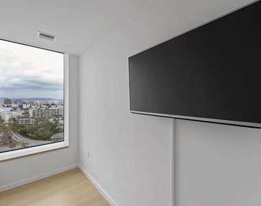 889 Francisco Street - Photo Thumbnail 11